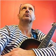 Professeur de guitare, propose des cours de guitare tout style, tout niveau.
